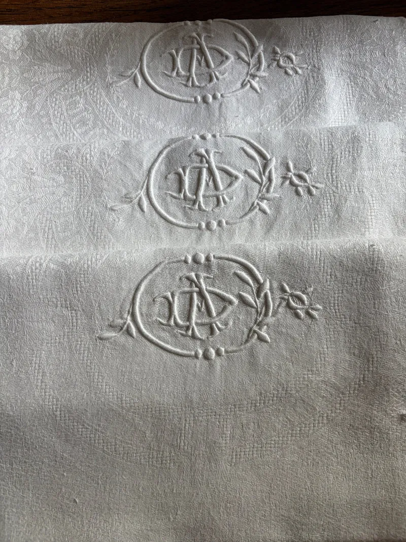 4 beeindruckende Leinen Damast Servietten mit Prunkmonogramm aus Belgien