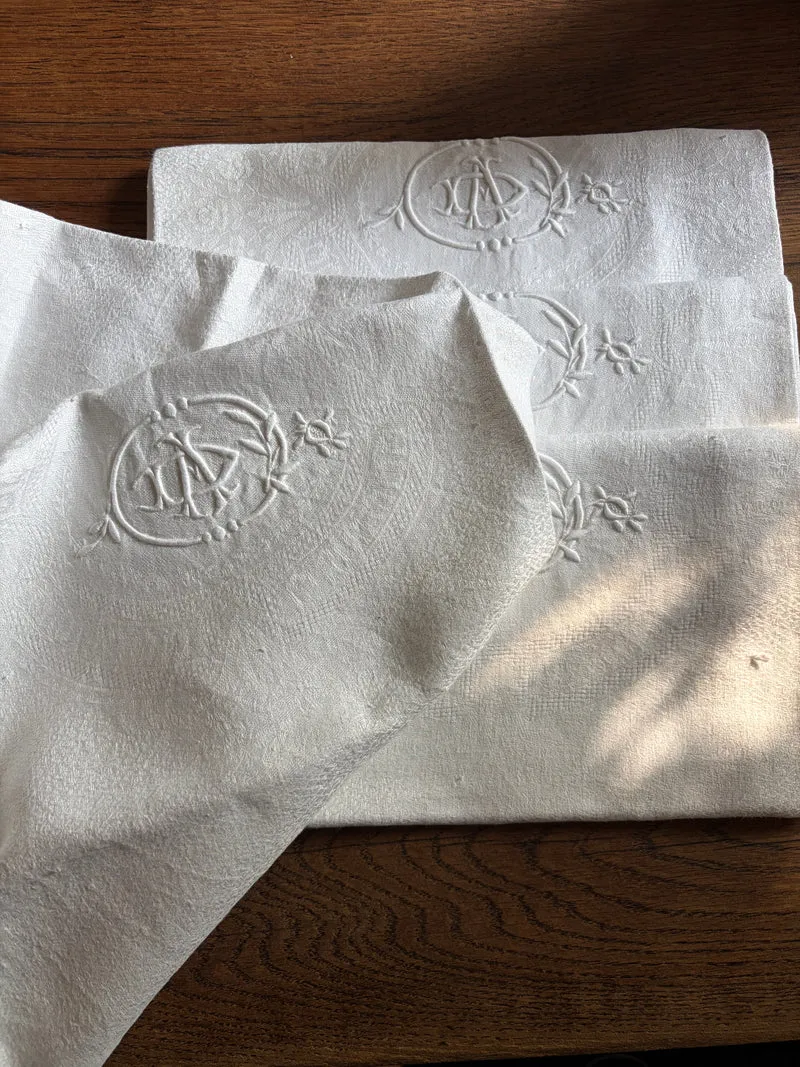 4 beeindruckende Leinen Damast Servietten mit Prunkmonogramm aus Belgien