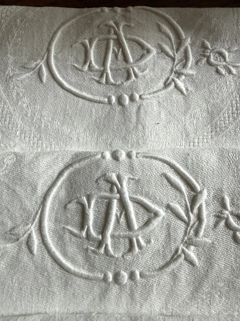 4 beeindruckende Leinen Damast Servietten mit Prunkmonogramm aus Belgien