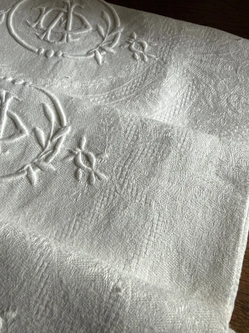 4 beeindruckende Leinen Damast Servietten mit Prunkmonogramm aus Belgien