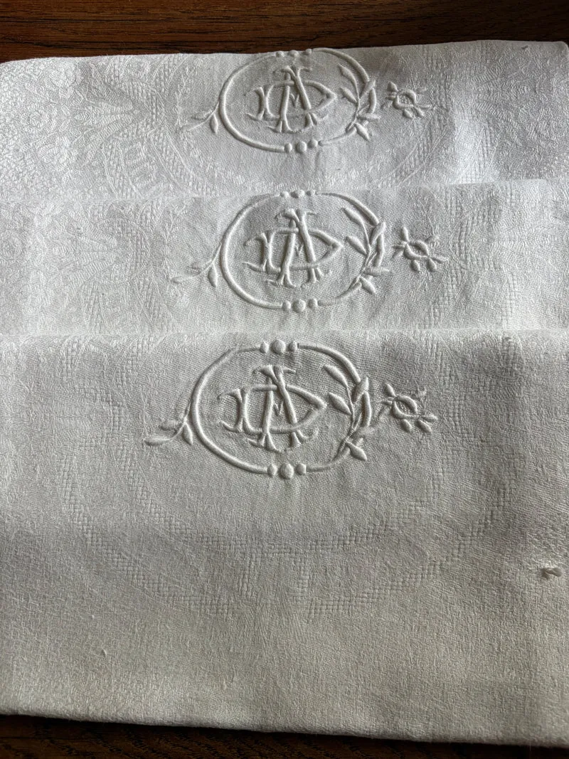 4 beeindruckende Leinen Damast Servietten mit Prunkmonogramm aus Belgien