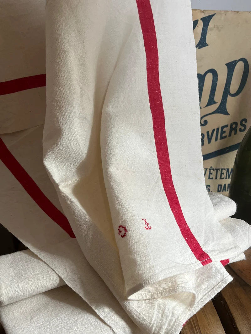 Set: 2 französische Leinentücher mit roten Streifen und Monogramm