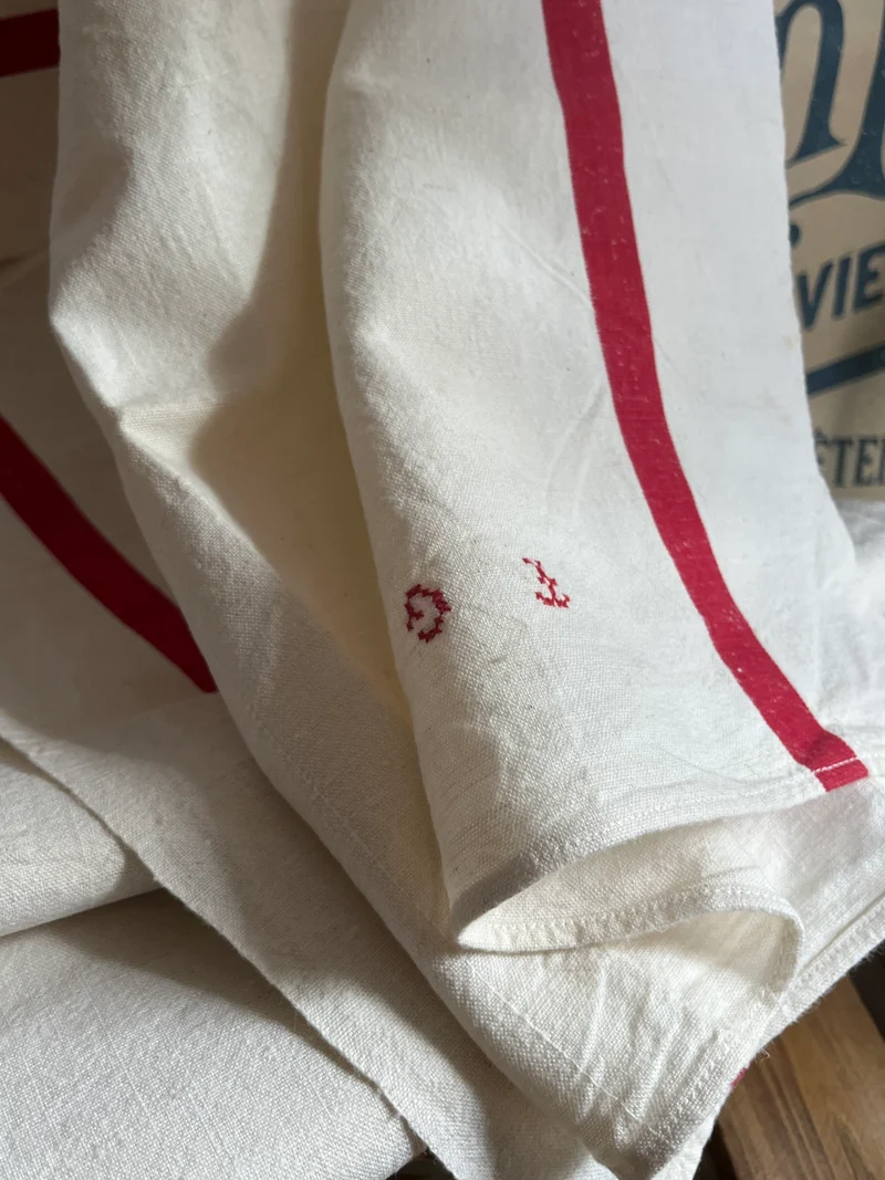 Set: 2 französische Leinentücher mit roten Streifen und Monogramm