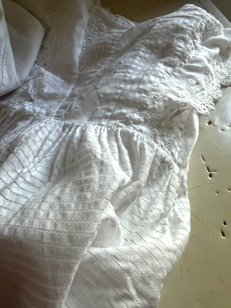 Zwei sehr alte Taufkleider für Babys aus Frankreich