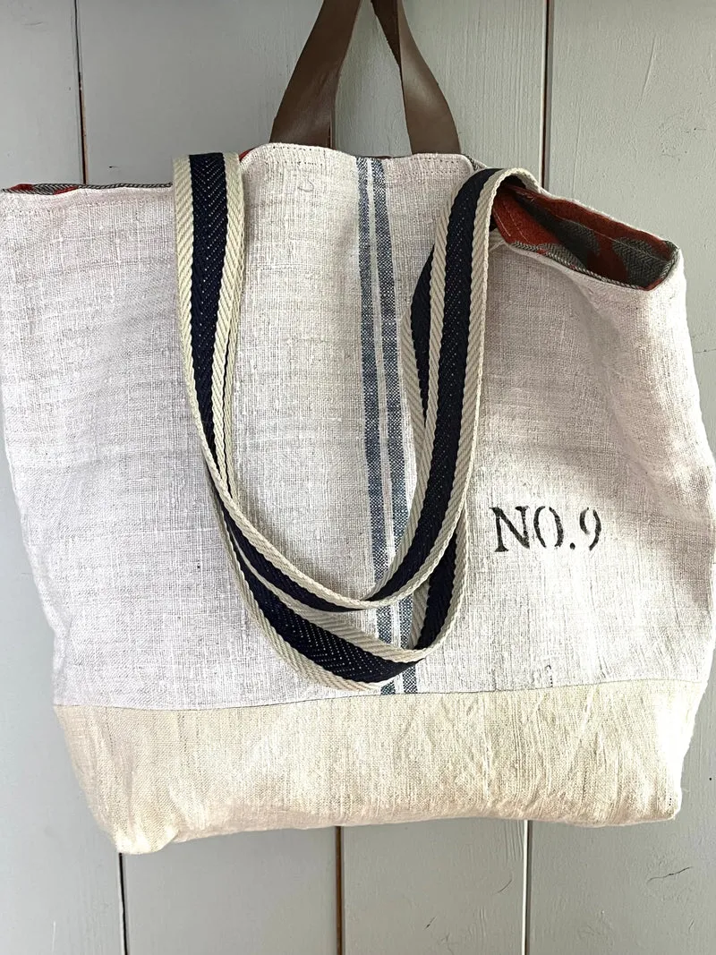 Blau gestreift: Große Tasche aus altem Leinensack