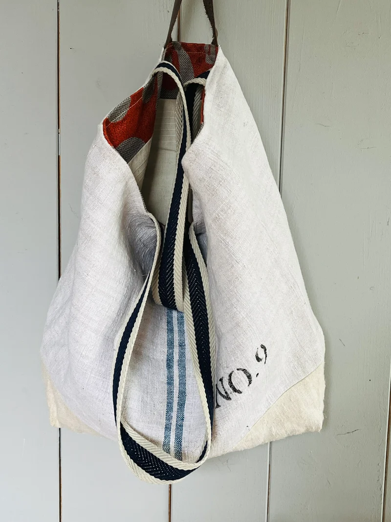 Blau gestreift: Große Tasche aus altem Leinensack