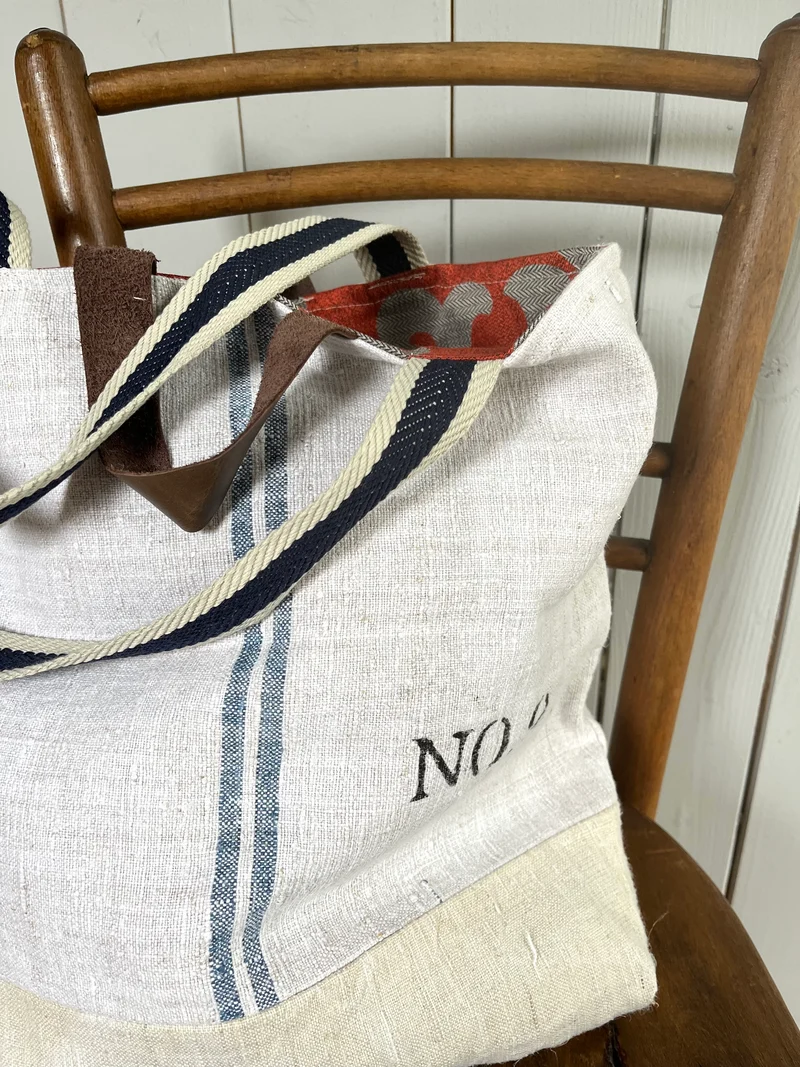 Blau gestreift: Große Tasche aus altem Leinensack