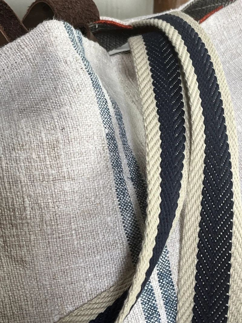 Blau gestreift: Große Tasche aus altem Leinensack