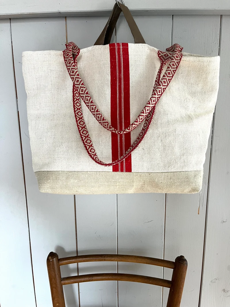 Rot gestreift: Große Tasche aus altem Leinensack