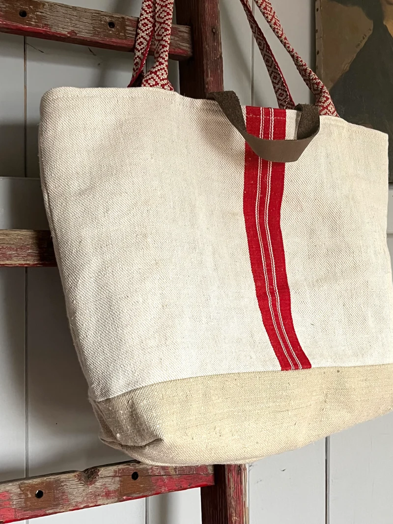 Rot gestreift: Große Tasche aus altem Leinensack