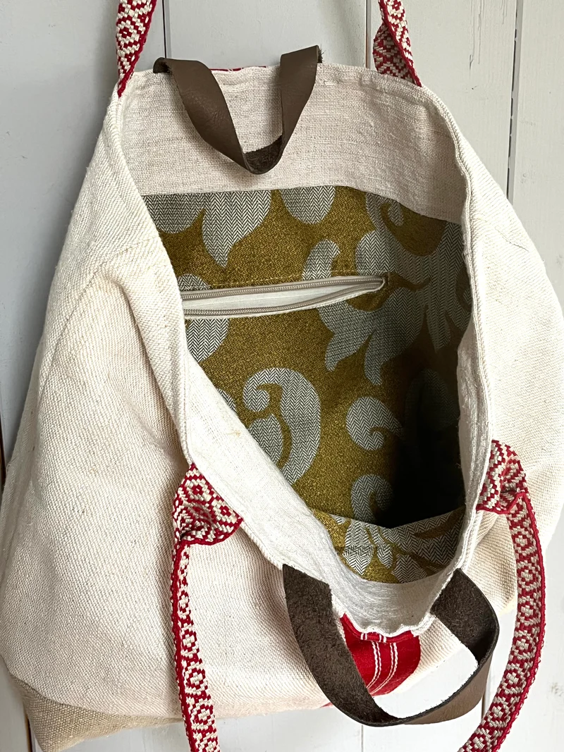 Rot gestreift: Große Tasche aus altem Leinensack