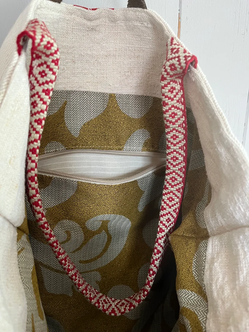 Rot gestreift: Große Tasche aus altem Leinensack