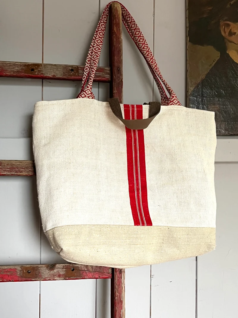 Rot gestreift: Große Tasche aus altem Leinensack