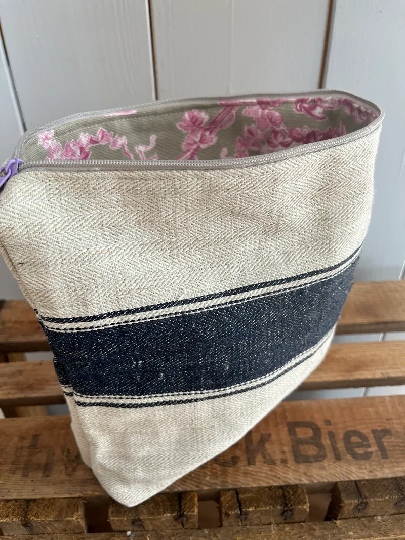 Kosmetiktasche mit blauem Streifen kleiner Shopper