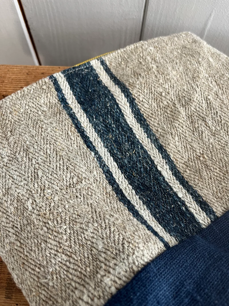 Kosmetiktasche aus kräftigem Leinen mit blauem Streifen kleiner Shopper