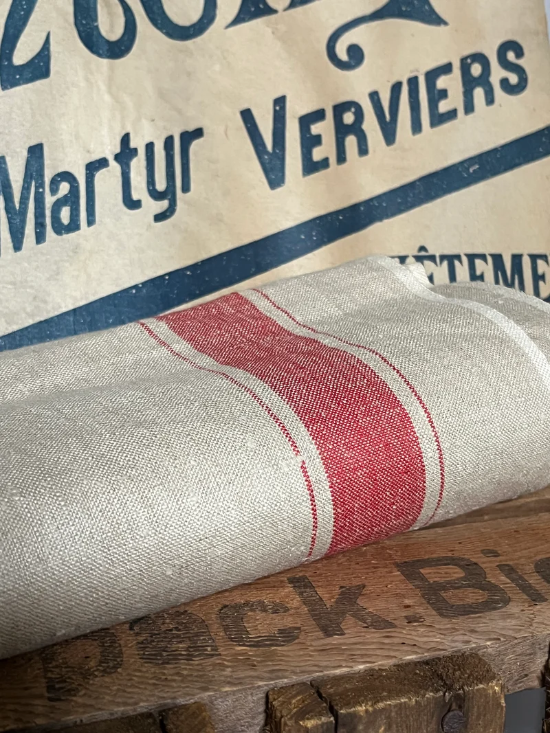 Breites Mangeltuch aus altem schwerem Leinen mit roten Streifen 2,5 x 0,91