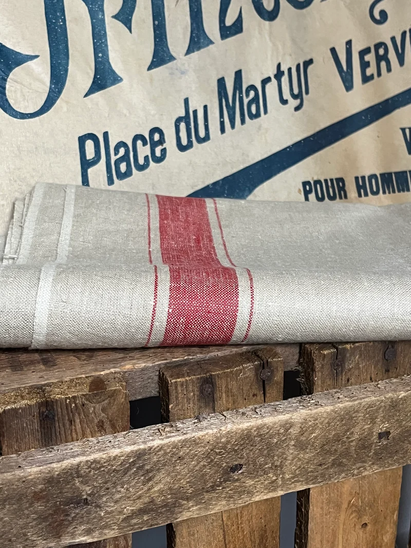 Breites Mangeltuch aus altem schwerem Leinen mit roten Streifen 2,5 x 0,91