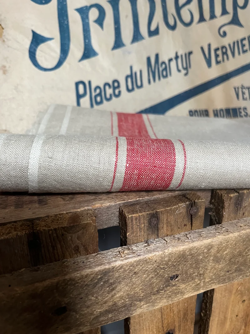 Breites Mangeltuch aus altem schwerem Leinen mit roten Streifen 2,5 x 0,91