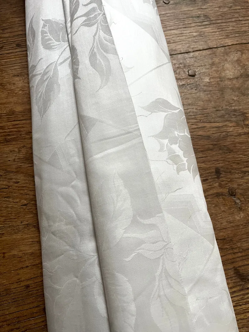 Rosen auf 7,5 Meter Leinendamast um 1950 - 1,4 Kilo schwer