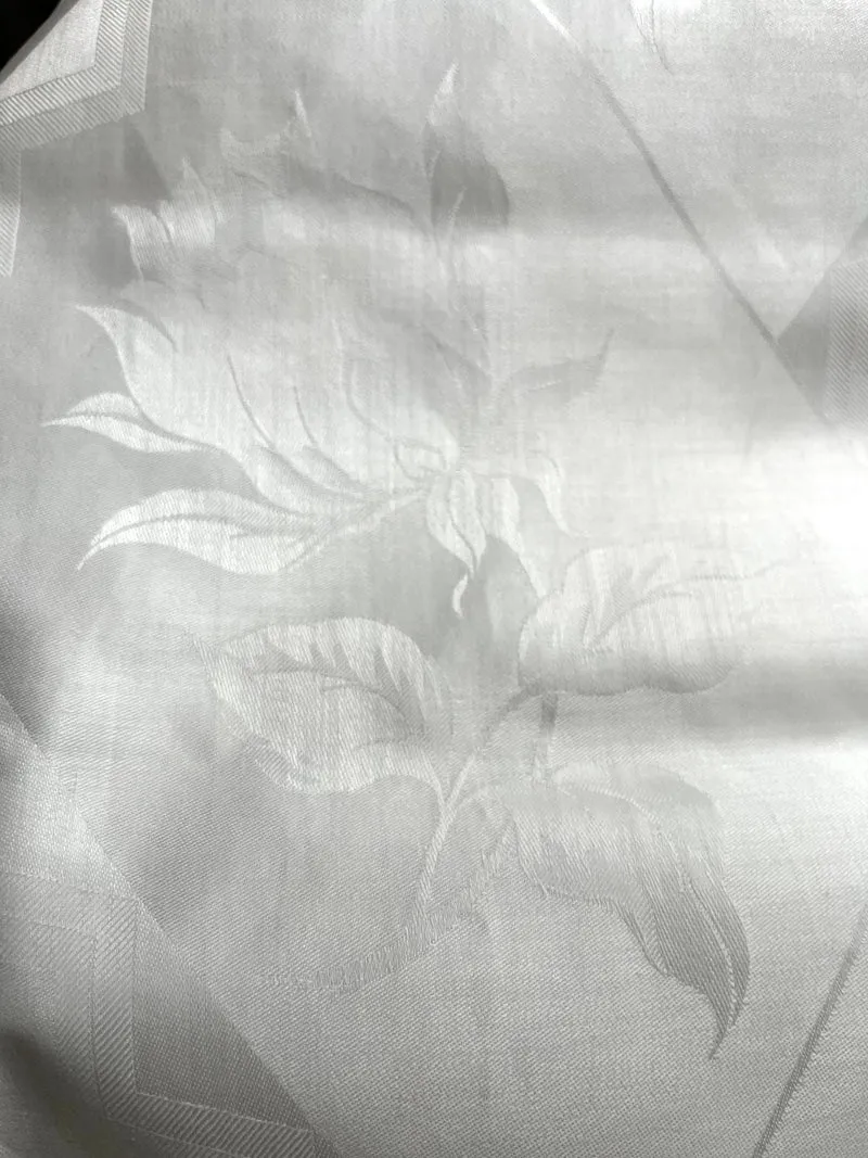 Rosen auf 7,5 Meter Leinendamast um 1950 - 1,4 Kilo schwer