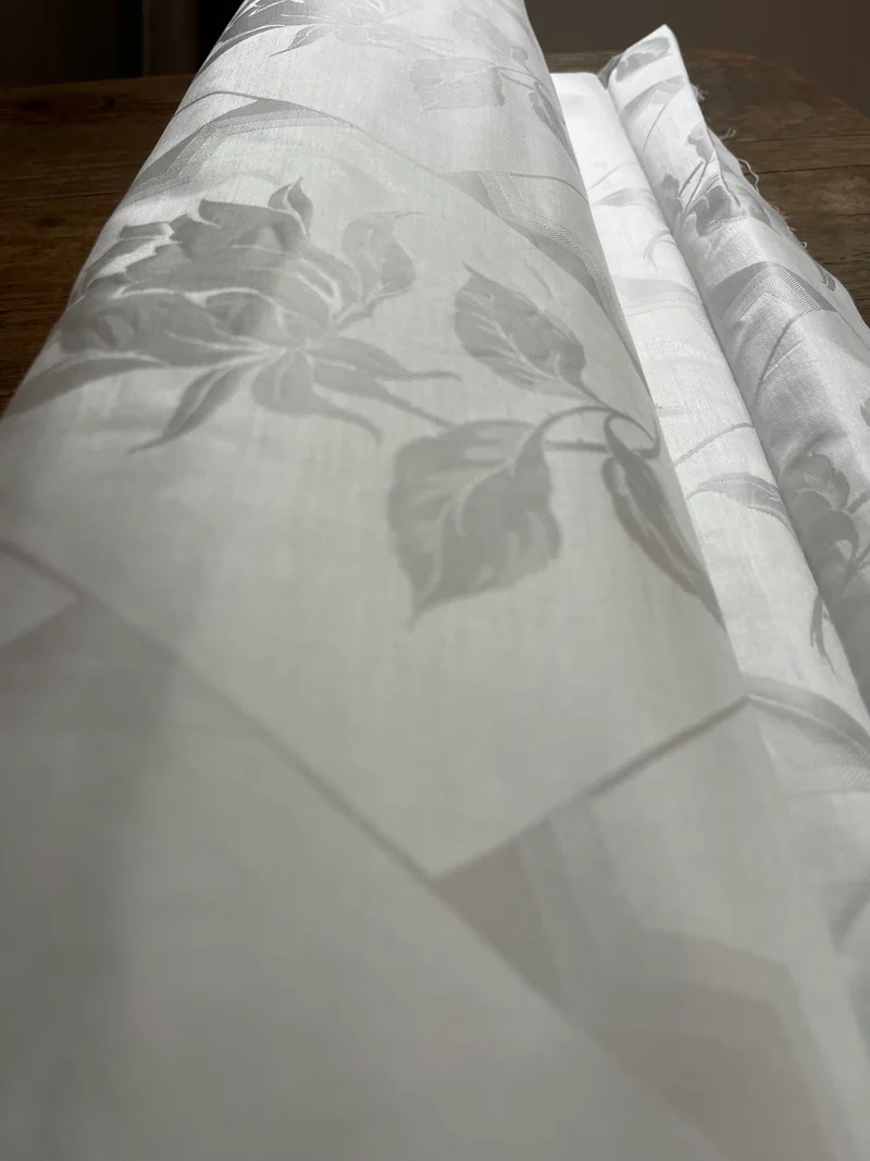 Rosen auf 7,5 Meter Leinendamast um 1950 - 1,4 Kilo schwer