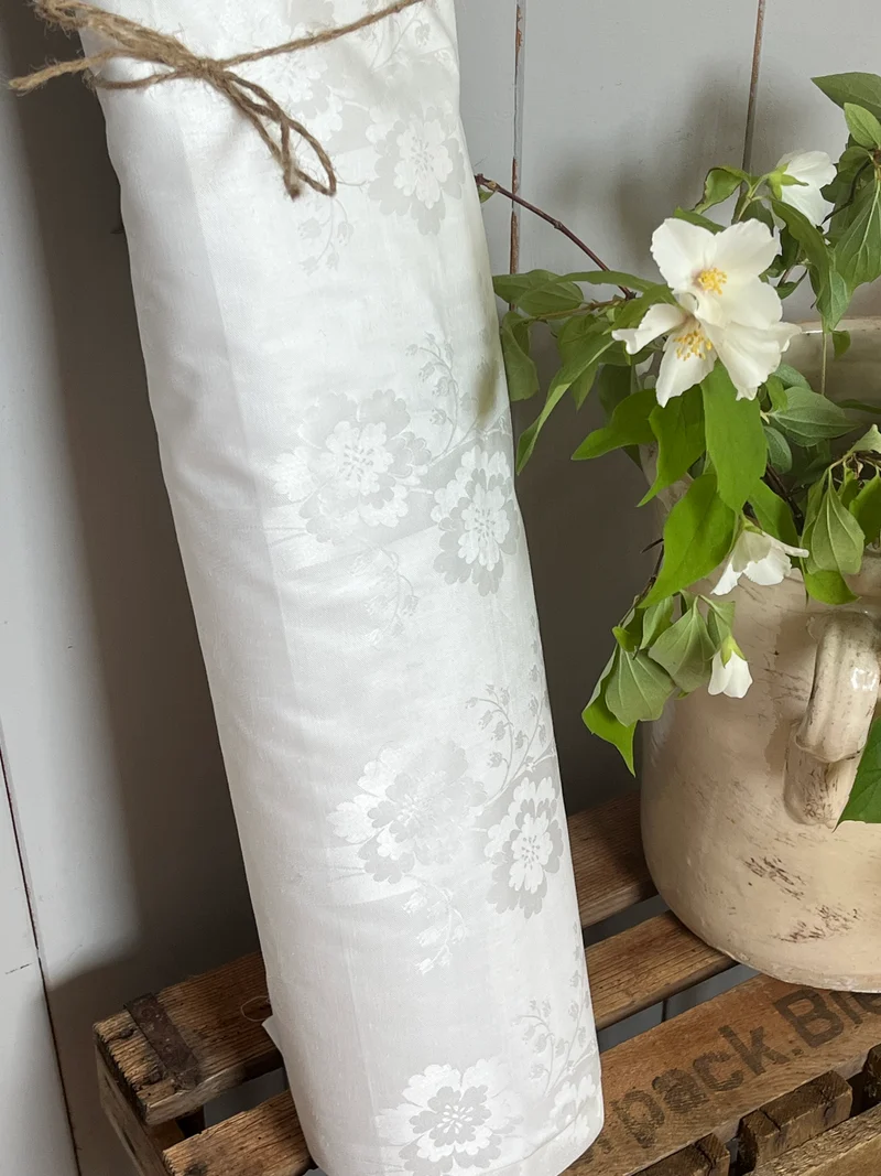 Damast-Beauty: 8,4 Meter bildschöner Leinendamast mit Blüten um 1940 - 1,8 Kilo schwer