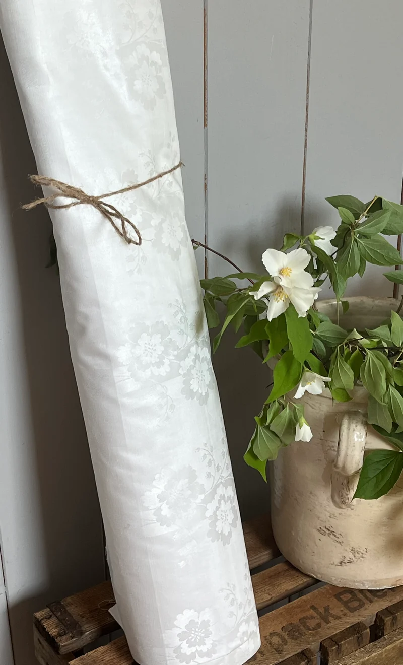 Damast-Beauty: 8,4 Meter bildschöner Leinendamast mit Blüten um 1940 - 1,8 Kilo schwer