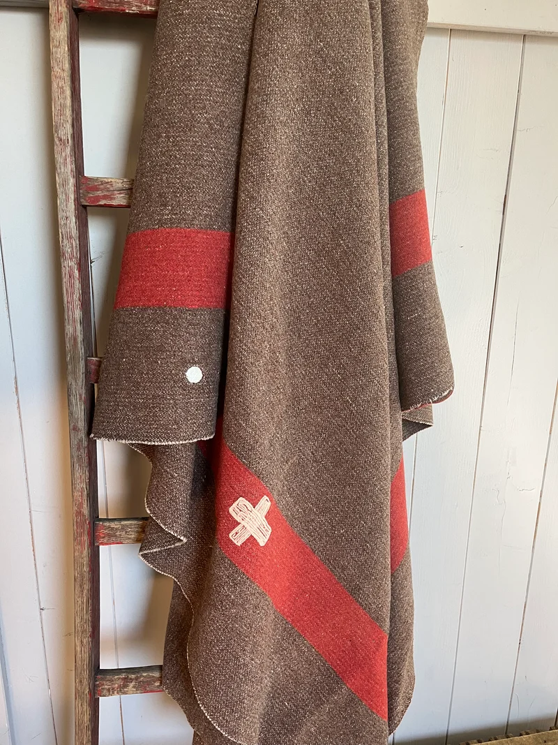 Original Schweizer Armeedecke 2 Kilo schwer mit 2 Kreuzen und Plakette
