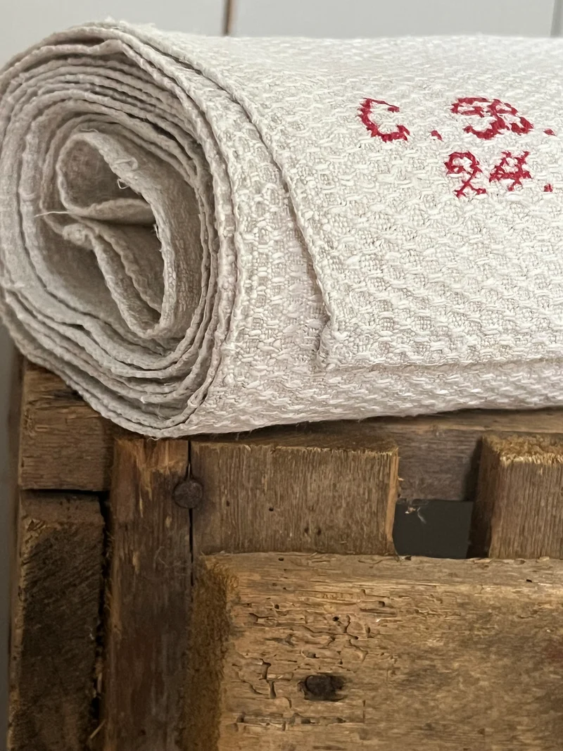 3,15 Meter altes Leinen mit Struktur und Monogramm