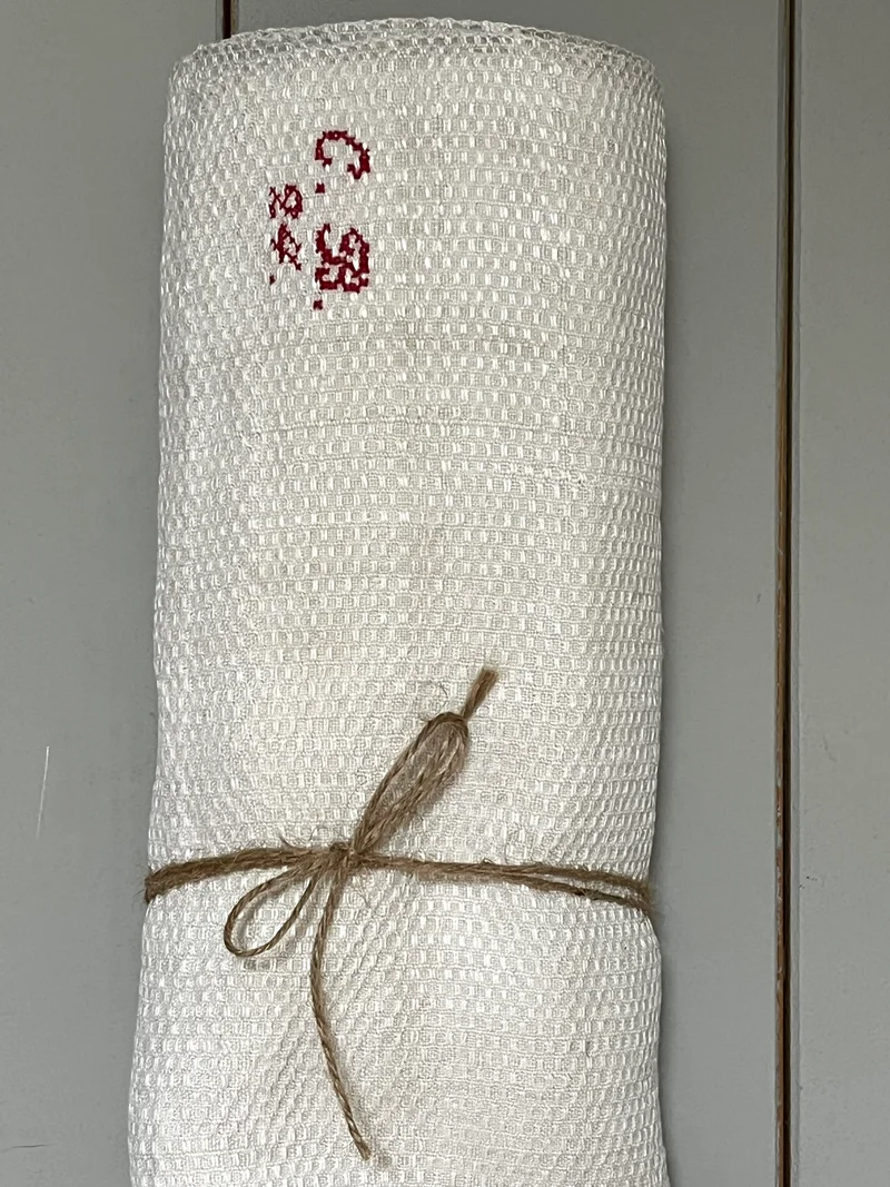 3,15 Meter altes Leinen mit Struktur und Monogramm