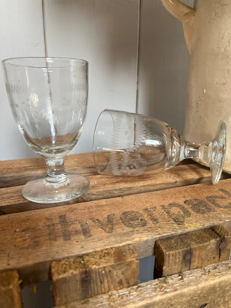 2 französische alte Bistro Gläser für Aperitif mit Schliff
