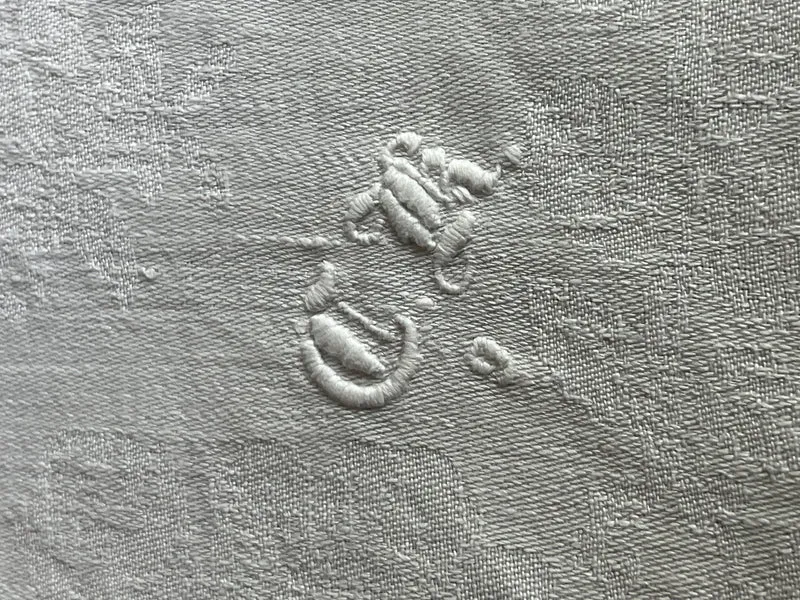 Leinendecke Serviette aus Frankreich mit Prunkdamast und Monogramm