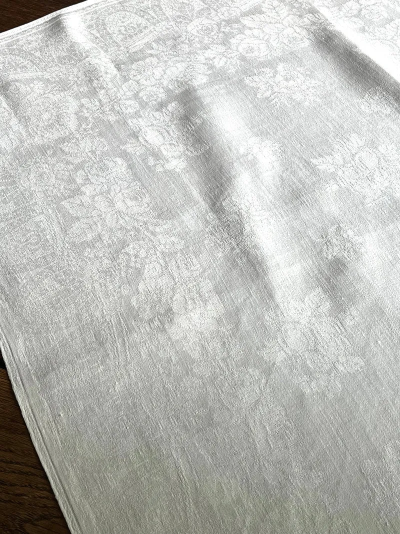 Leinendecke Serviette aus Frankreich mit Prunkdamast und Monogramm