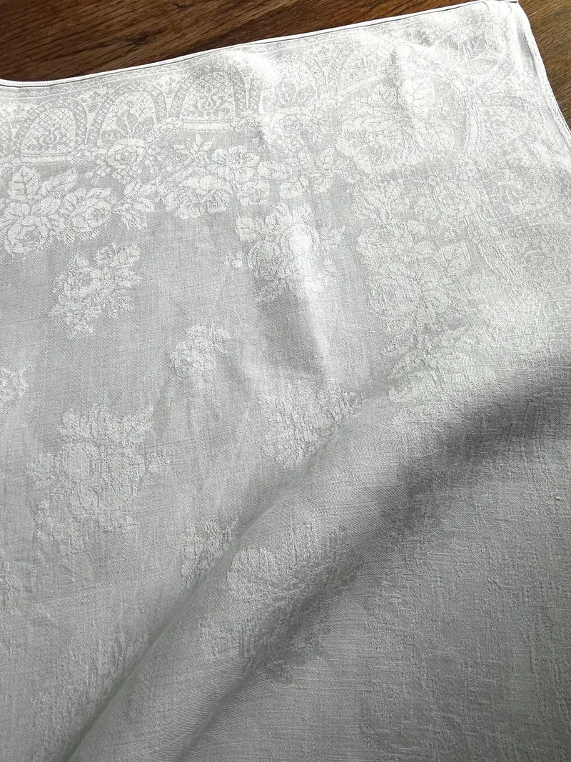 Leinendecke Serviette aus Frankreich mit Prunkdamast und Monogramm
