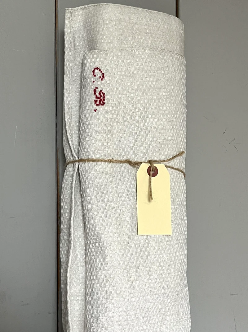 3,2 Meter altes Leinen mit Struktur und Monogramm