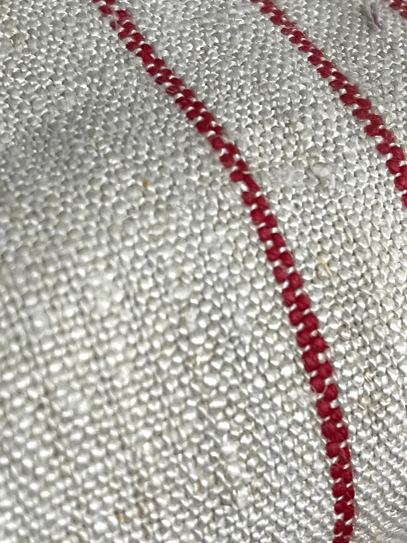 5,75 Meter fantastisches handgewebtes Leinen mit roten Streifen