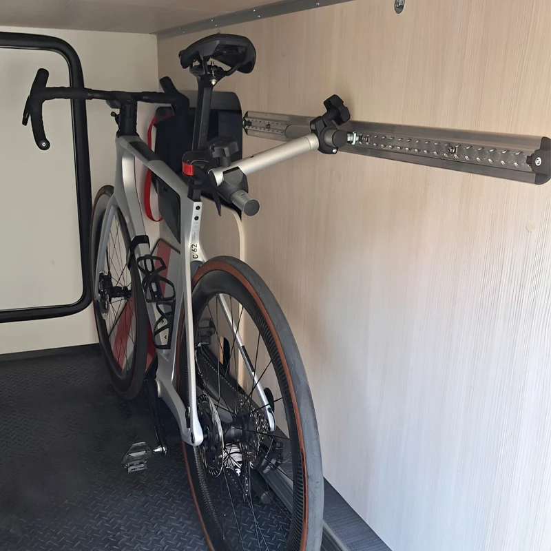 Fahrradhalter für Airline-Zurrschiene