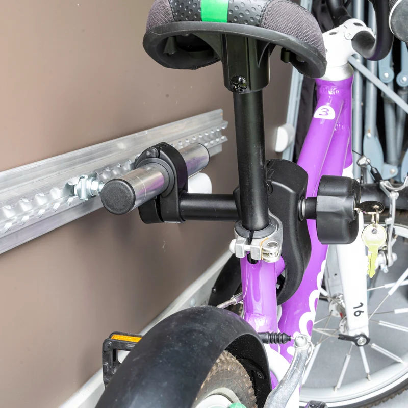 Fahrradhalter für Airline-Zurrschiene