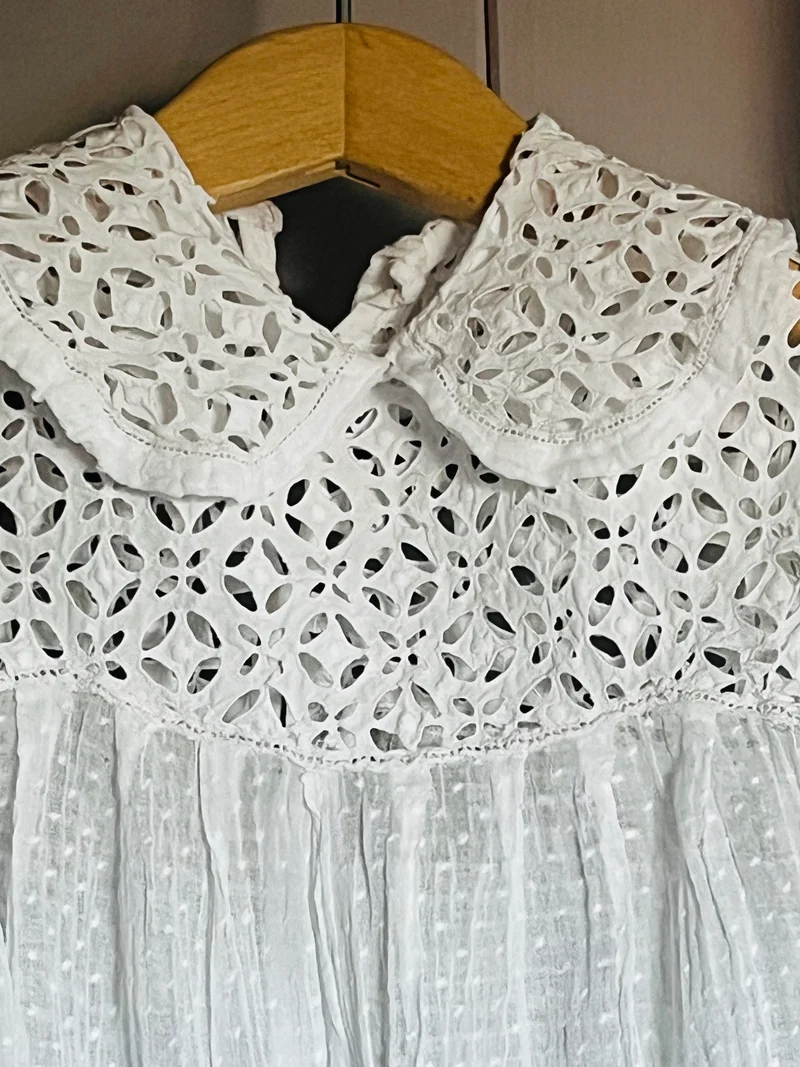Für Mademoiselle: feines Kleid mit viel Spitze und Spitze
