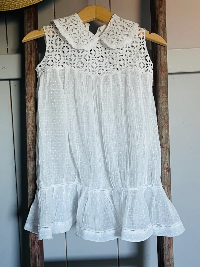 Für Mademoiselle: feines Kleid mit viel Spitze und Spitze