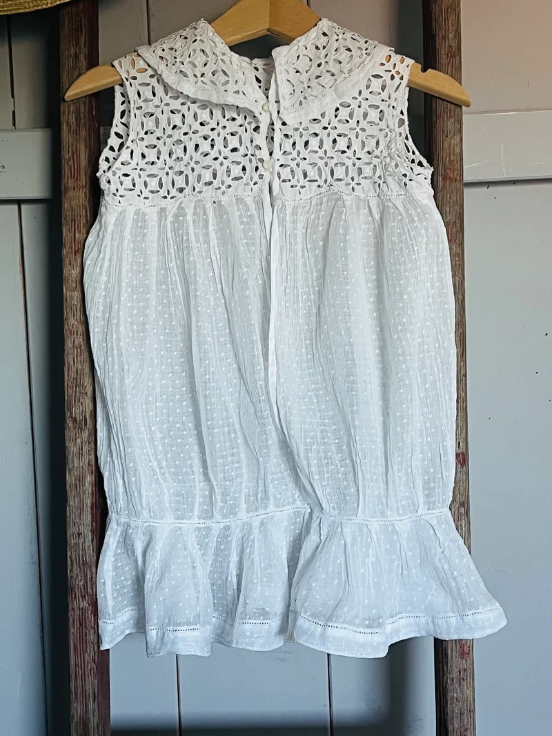 Für Mademoiselle: feines Kleid mit viel Spitze und Spitze
