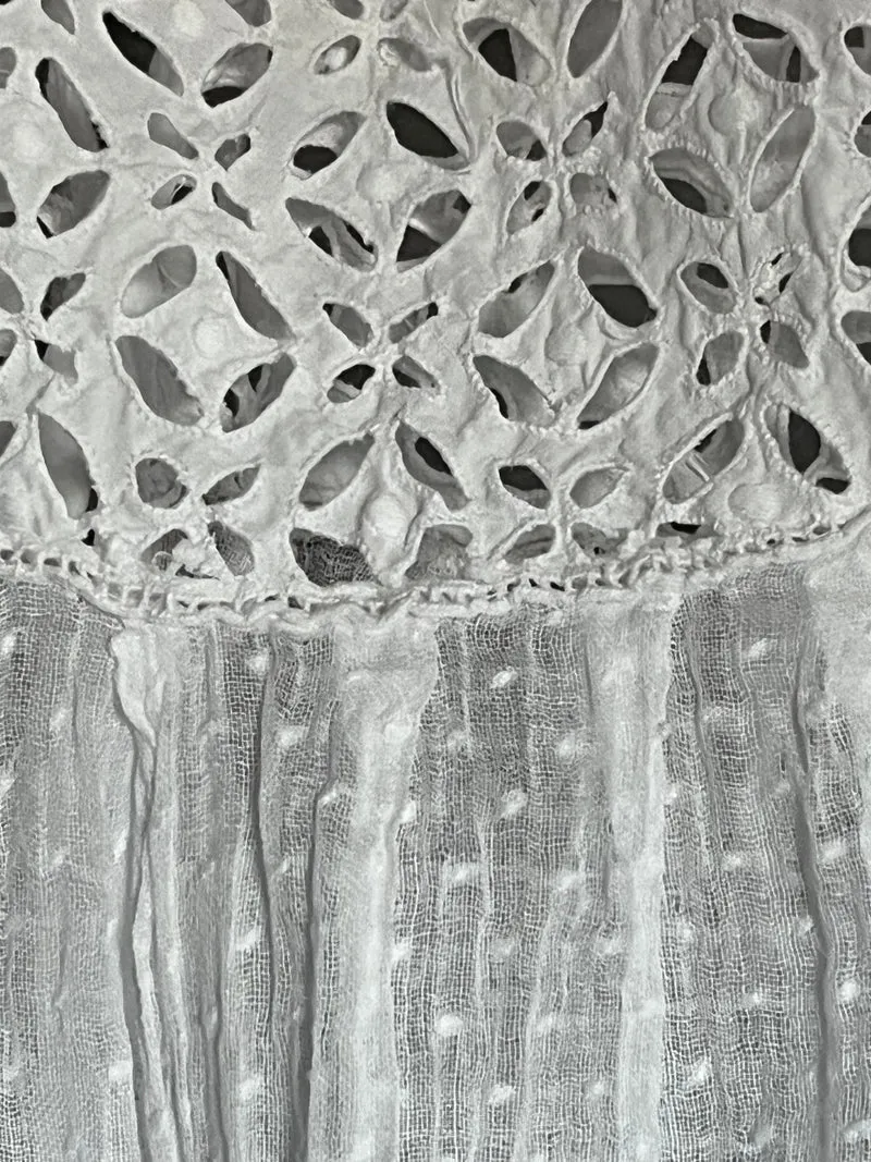 Für Mademoiselle: feines Kleid mit viel Spitze und Spitze