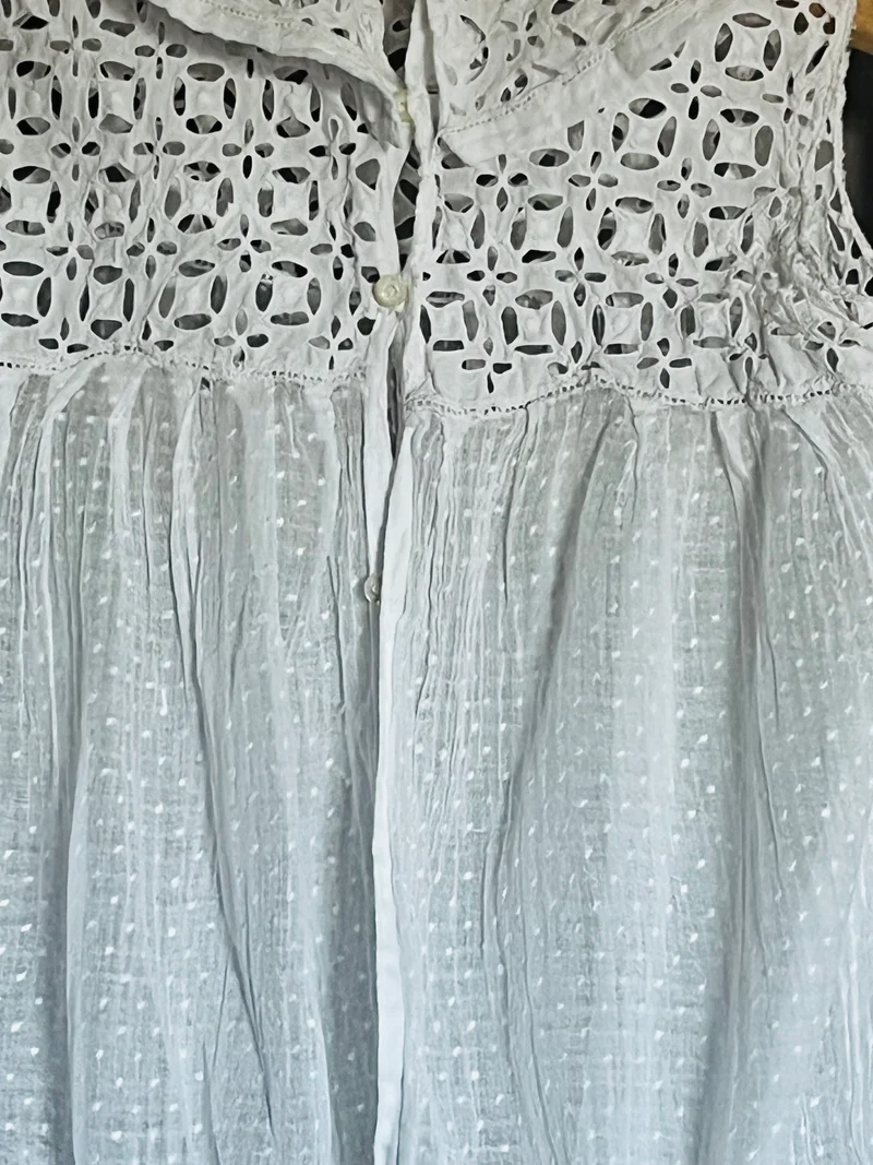 Für Mademoiselle: feines Kleid mit viel Spitze und Spitze