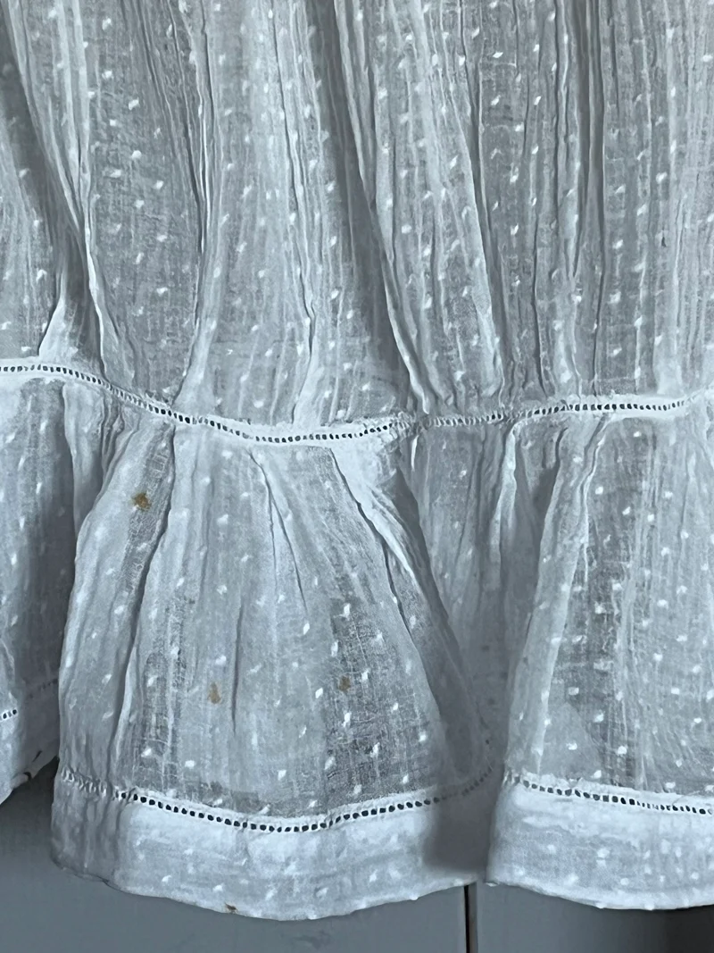 Für Mademoiselle: feines Kleid mit viel Spitze und Spitze
