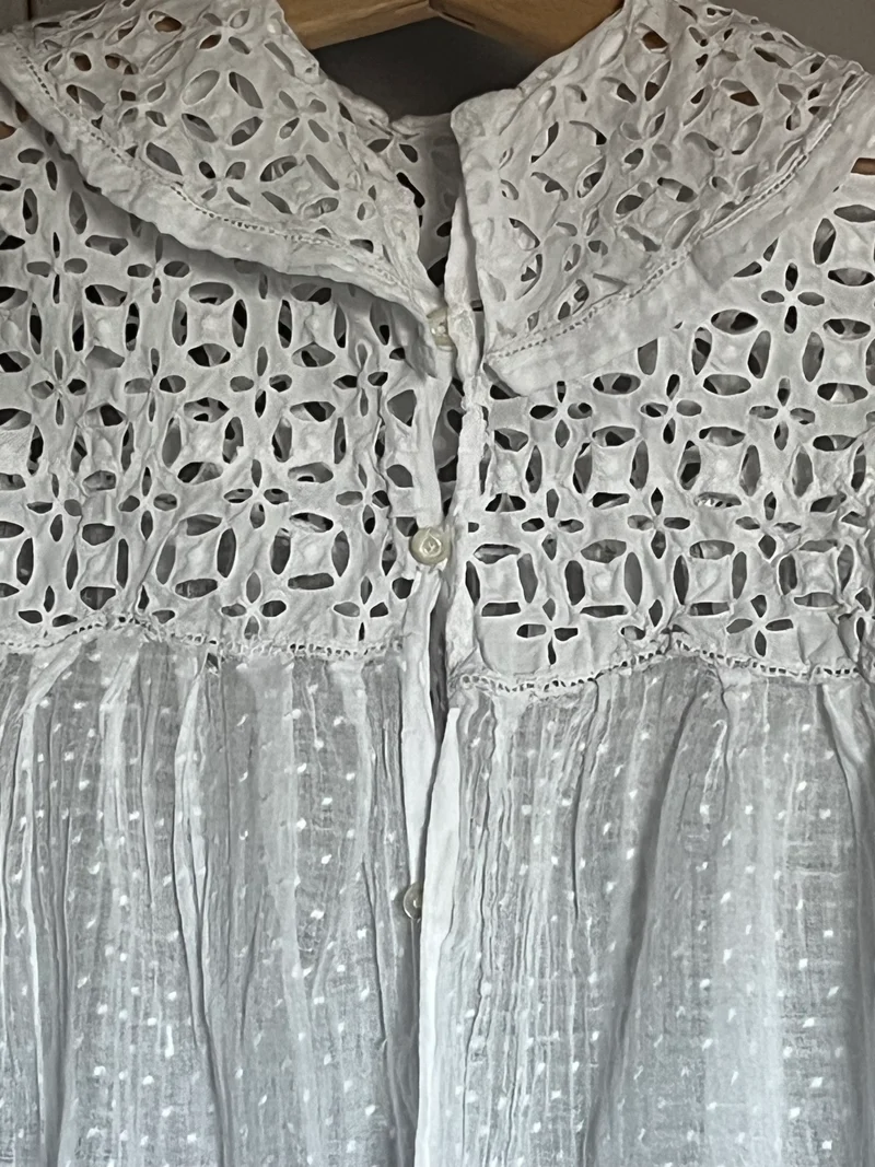 Für Mademoiselle: feines Kleid mit viel Spitze und Spitze