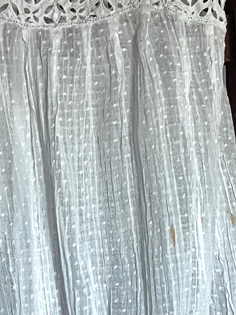 Für Mademoiselle: feines Kleid mit viel Spitze und Spitze