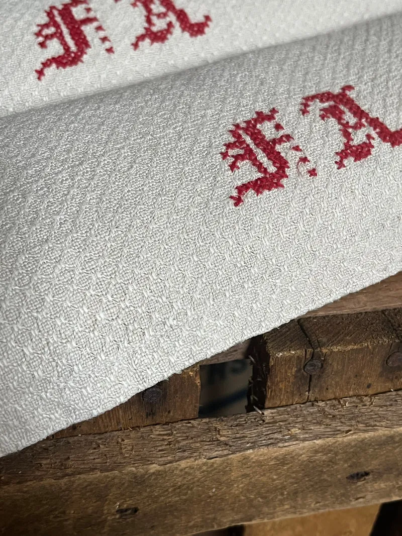 XXL Tuch: Großes Tuch aus Bauernleinen mit Struktur, und Monogramm