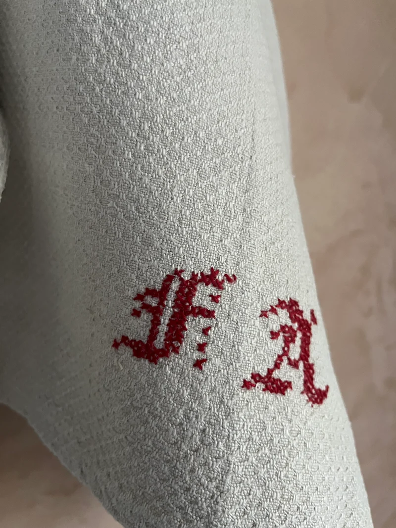 XXL Tuch: Großes Tuch aus Bauernleinen mit Struktur, und Monogramm
