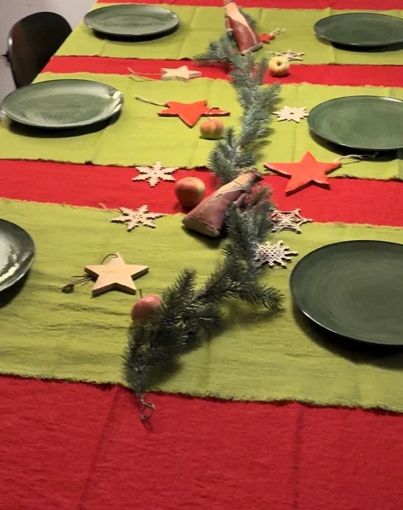 Leinen-Tischläufer für die Festtafel