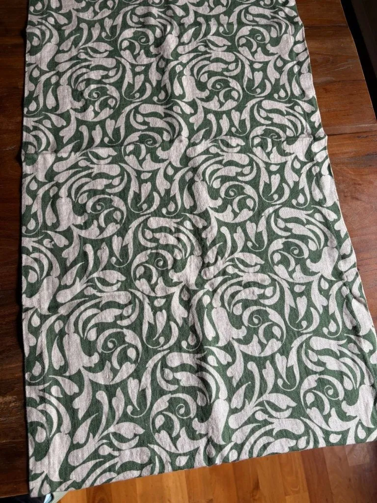 Leinen-Tischläufer für die Festtafel